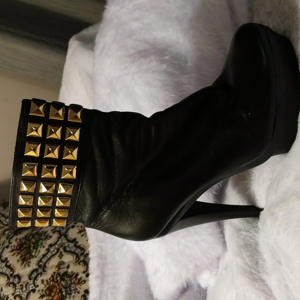 Michael Kors| Aria Black Leather Ankle Boots 4" Heels Gold Toned Stud Detailing - Picture 3 of 14